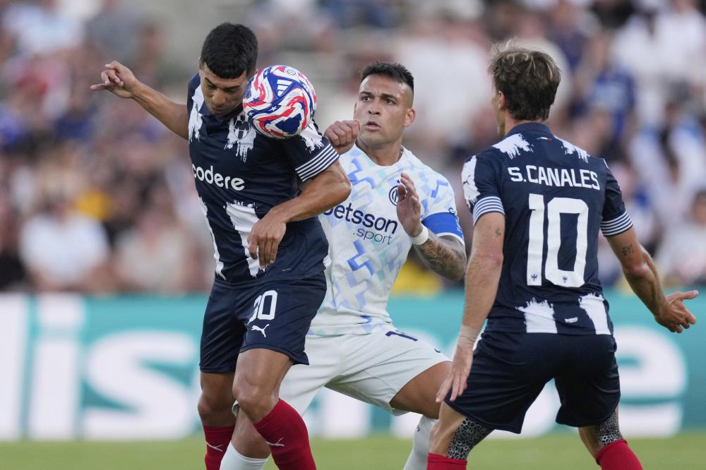 曼联陷入困境，阿莫林嘲笑梅努问题引发球迷怒火